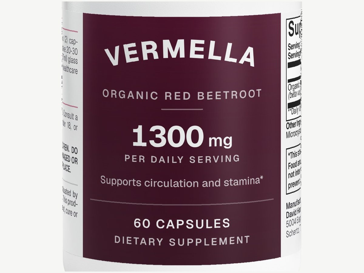 Acercamiento de la etiqueta de Vermella: 1,300 mg de remolacha roja orgánica por porción diaria, 60 cápsulas.